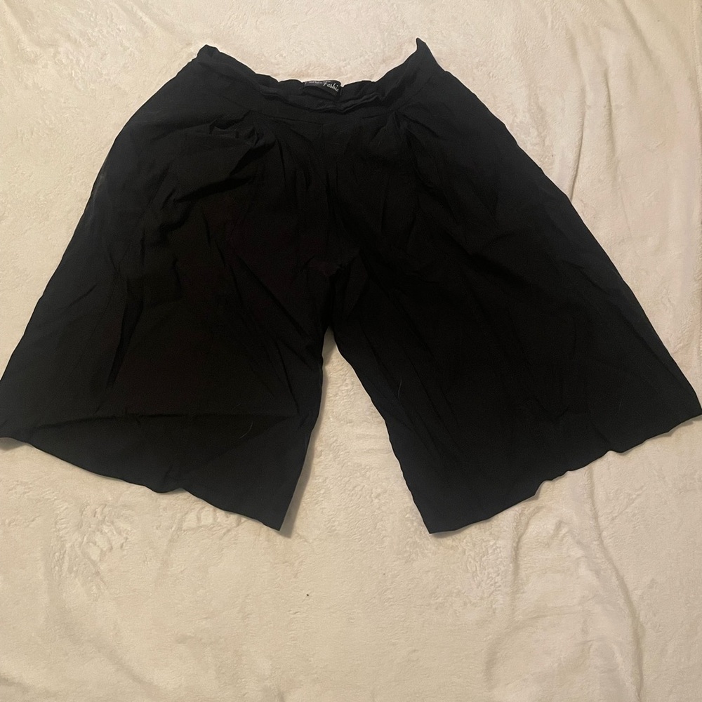 Black Wide-Leg Bermuda Shorts with Elastic Waistband